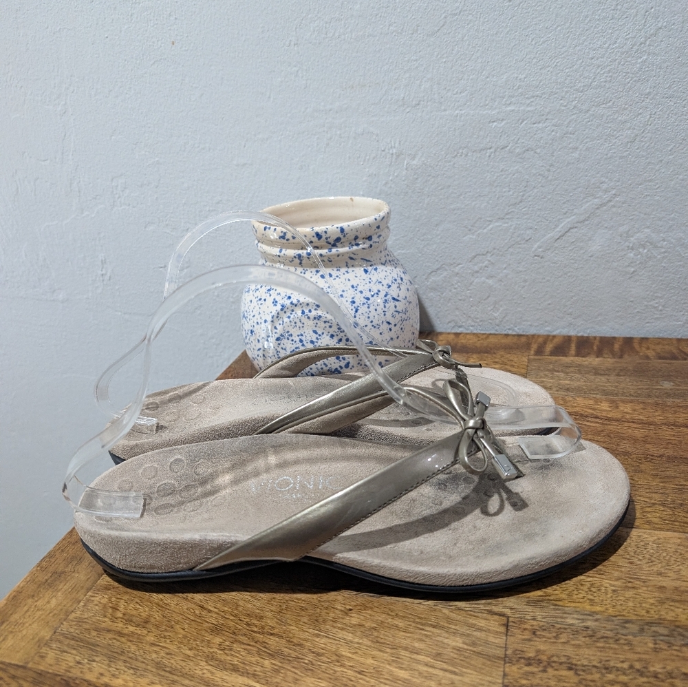VIONIC Bella Patent Thong Slip-on Bow w/Gold Metal Logo Sandals Shoes Size 9‎